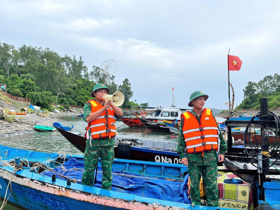 Đồn biên phòng Cù Lao Chàm (TP Đà Nẵng) tuyên truyền, hướng dẫn ngư dân neo đậu tàu thuyền tại âu thuyền Cù Lao Chàm tránh trú bão số 5. b2abc0406adbe285bbca3.jpg