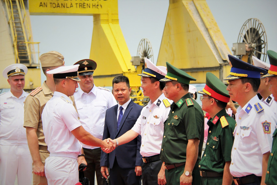 Đại diện lực lượng Hải quân, Bộ đội Biên phòng đón đoàn tại cầu cảng Tiên Sa. img-9231.jpg