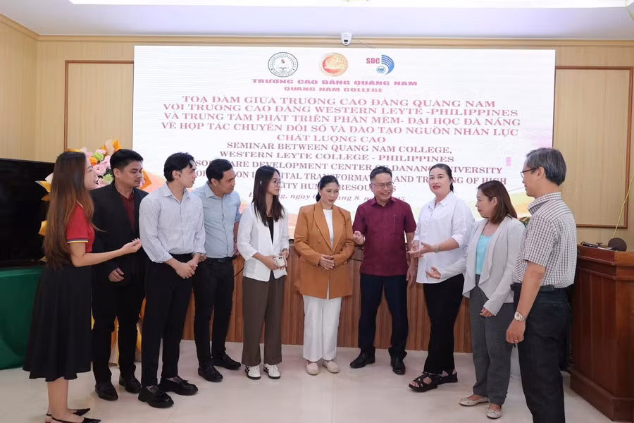 Lãnh đạo Trường Cao đẳng Quảng Nam và Trường Cao đẳng Western Leyte (Philippines) trao đổi hợp tác. 