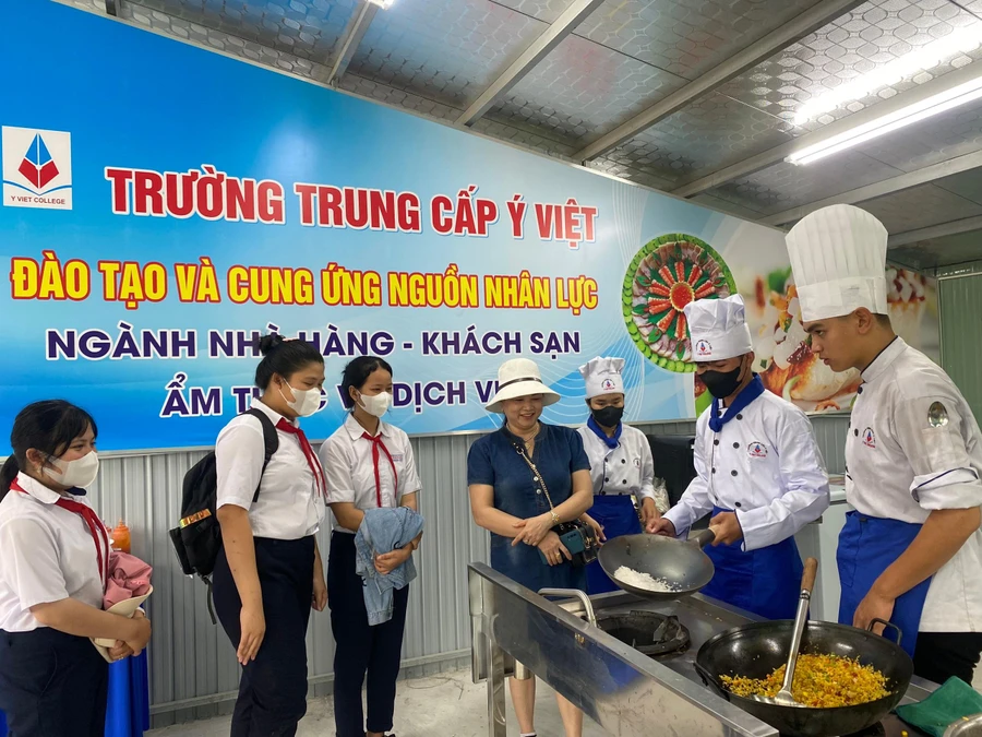 Học sinh được tư vấn và hướng nghiệp về nghề nấu ăn. 