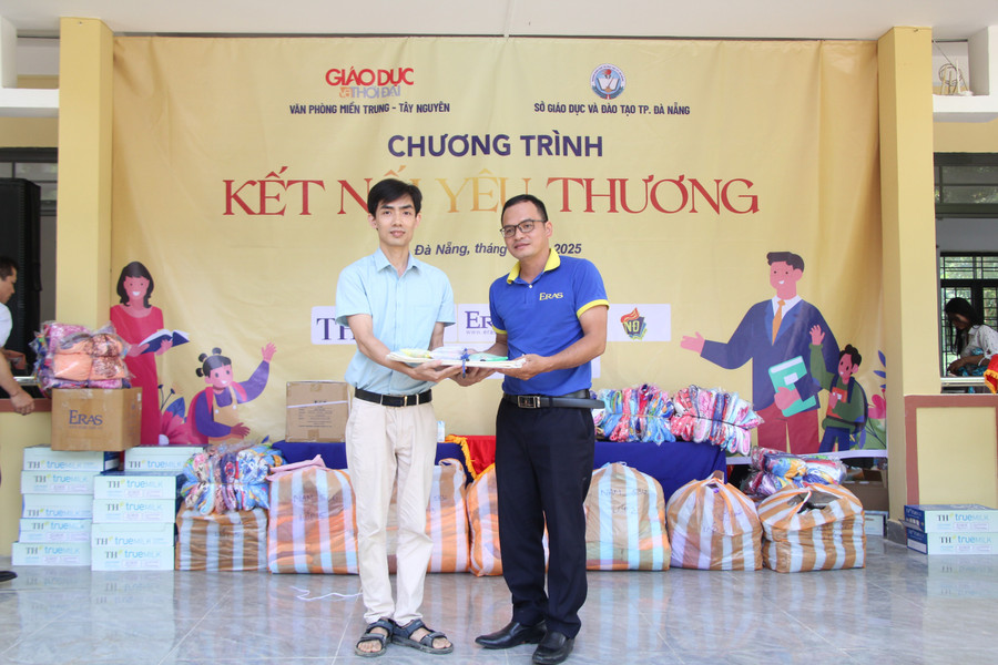Đại diện Công ty TNHH Thanh Chương (nhãn hàng ERAS) - (bên phải) tặng dụng cụ học tập cho nhà trường. img-0765.jpg