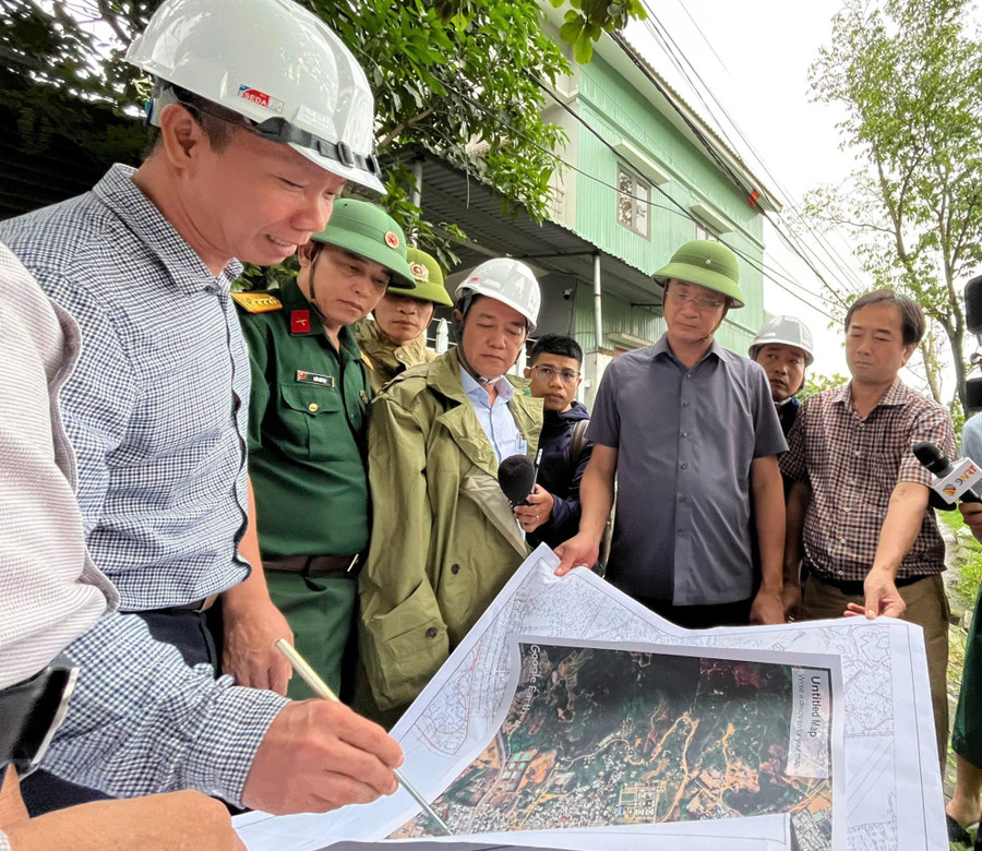Chính quyền địa phương báo cáo về phương án hỗ trợ người dân tại khu vực đường Mẹ Suốt với lãnh đạo Thành ủy Đà Nẵng. 86be420e38edb5b3ecfc5.jpg
