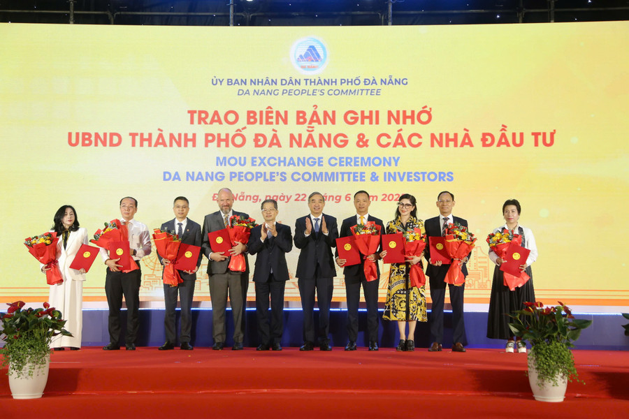 UBND TP Đà Nẵng đã trao Biên bản ghi nhớ về đầu tư vào Khu thương mại tự do Đà Nẵng cho 8 nhà đầu tư chiến lược. c2da168b0090b7ceee81.jpg