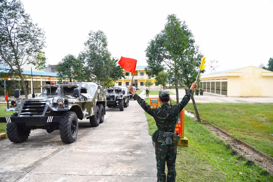 Xe thiết giáp sẵn sàng hỗ trợ người dân trong bão số 13.