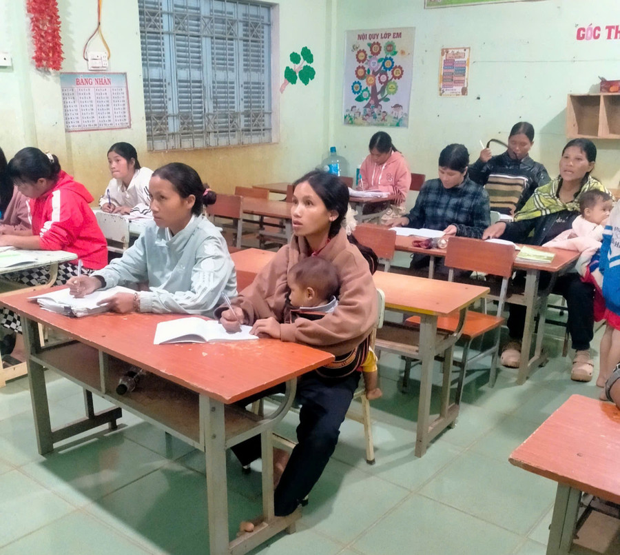 Các học viên trong lớp học xóa mù chữ do cô giáo trẻ Đào Thị Thanh Tâm giảng dạy.