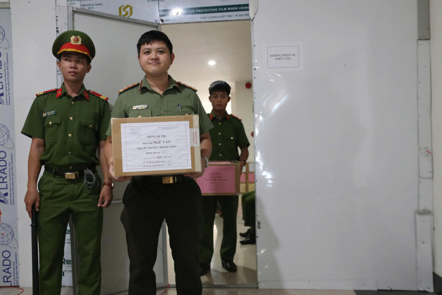 Việc vận chuyển đề thi được giám sát nghiêm ngặt của lực lượng Công an. 68780c2e94ed23b37afc.jpg