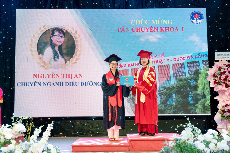 PGS.TS Lê Thị Thúy - Hiệu trưởng nhà trường trao bằng cho các tân Chuyên khoa cấp I.