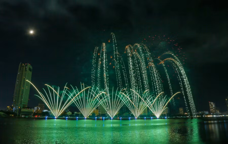 Phần trình diễn của đội pháo hoa Phần Lan.