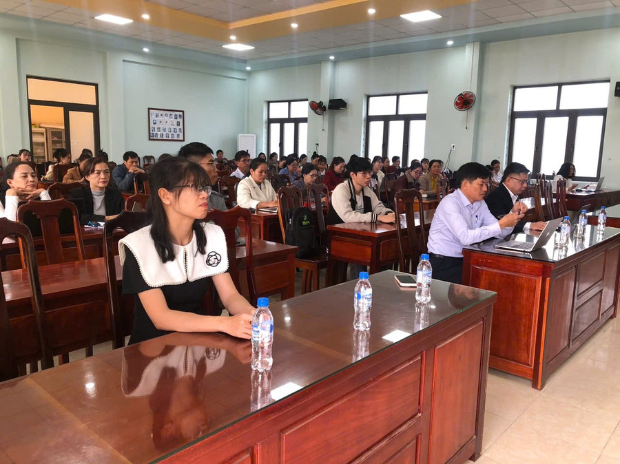 Hơn 60 cán bộ quản lý, giáo viên công tác trên địa bàn xã Bình Minh tập huấn AI.