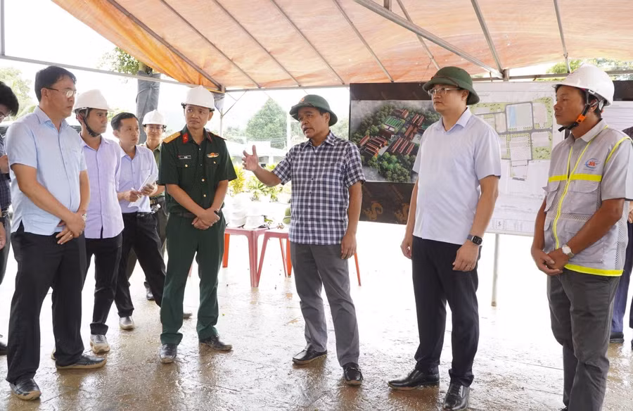Ông Hồ Văn Niên (thứ 3 từ phải sang), Bí thư Tỉnh ủy Quảng Ngãi chỉ đạo về tiến độ thi công các công trình. Ảnh: Vân Tuyền, Cổng TTĐT tỉnh Quảng Ngãi