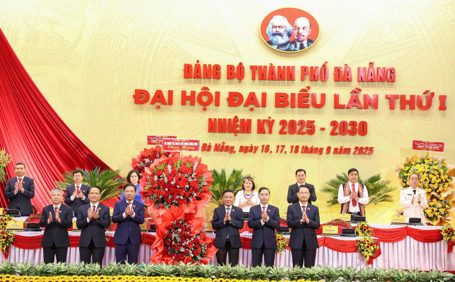 Ông Trần Cẩm Tú (hàng đầu, thứ 3 phải sang) - Ủy viên Bộ Chính trị, Thường trực Ban Bí thư tặng hoa chúc mừng Đại hội. c80003d815909fcec681.jpg