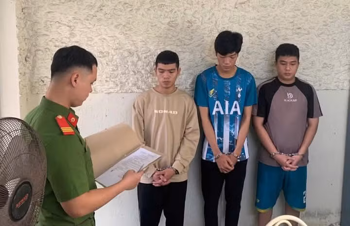 Công an tống đạt quyết định khởi tố bị can và lệnh bắt tạm giam. (Ảnh: CACC)