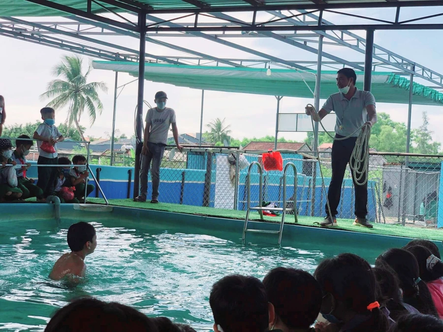 Dạy bơi cho học sinh tiểu học ở Quảng Nam. 