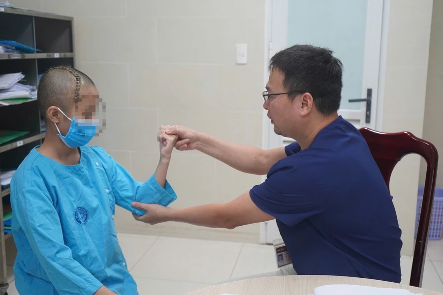 Sau phẫu thuật bệnh nhi hồi phục tốt, tỉnh táo, vận động tứ chi gần như bình thường và đã xuất viện.