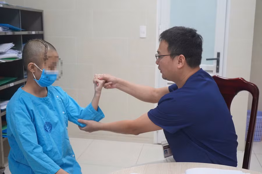 Sau phẫu thuật bệnh nhi hồi phục tốt, tỉnh táo, vận động tứ chi gần như bình thường và đã xuất viện.