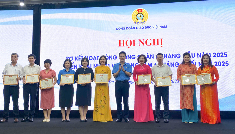Ông Nguyễn Ngọc Ân - Chủ tịch Công đoàn Giáo dục Việt Nam trao Kỷ niệm chương “Vì sự nghiệp xây dựng tổ chức Công đoàn Việt Nam” cho các cá nhân. 0a5e796dcf0c46521f1d.jpg