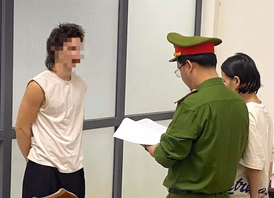 Công an tống đạt Quyết định khởi tố vụ án, khởi tố bị can và Lệnh bắt bị can để tạm giam 3 tháng đối với Motrofanov Valerii. Ảnh: Công an