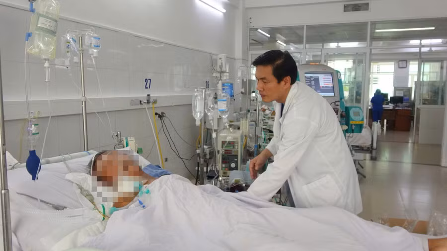 BSCKII Hà Sơn Bình kiểm tra sức khoẻ bệnh nhân T. trong thời gian điều trị tại Bệnh viện Đà Nẵng.