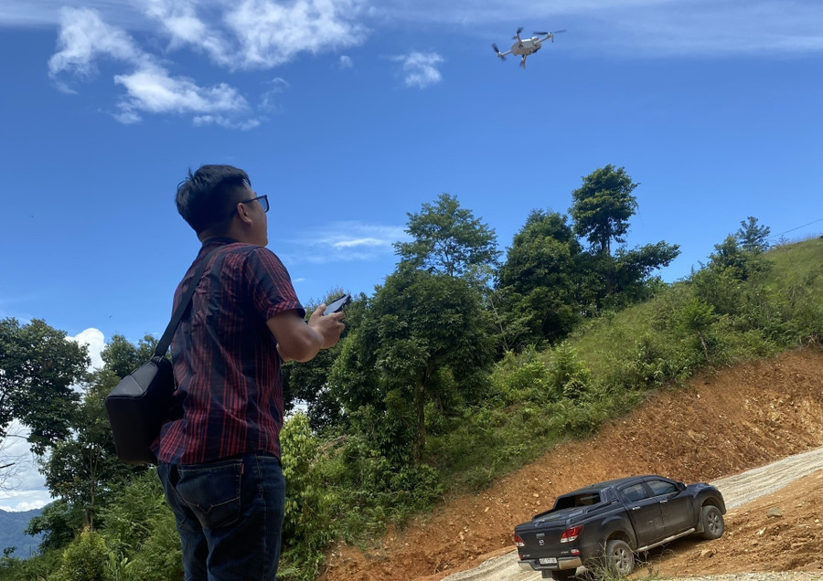 Một người điều khiển flycam. Ảnh tư liệu minh họa