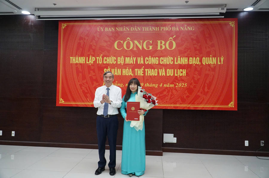 Ông Lê Trung Chinh, Chủ tịch UBND TP Đà Nẵng trao Quyết định bổ nhiệm bà Trương Thị Hồng Hạnh giữ chức Giám đốc Sở Văn hóa – Thể thao và Du lịch TP Đà Nẵng.