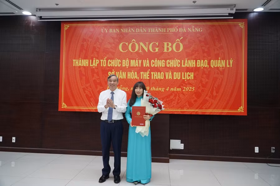 Ông Lê Trung Chinh, Chủ tịch UBND TP Đà Nẵng trao Quyết định bổ nhiệm bà Trương Thị Hồng Hạnh giữ chức Giám đốc Sở Văn hóa – Thể thao và Du lịch TP Đà Nẵng.
