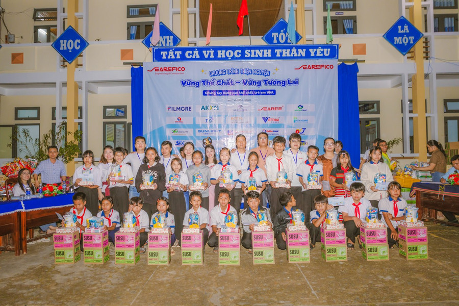 Trao quà cho học sinh Trường Phổ thông dân tộc bán trú THCS Lý Tự Trọng. balog-529.png