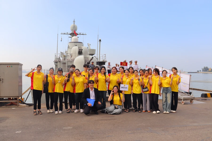 Sinh viên tham gia chương trình "Sinh viên Trường Cao đẳng Đại Việt Đà Nẵng với biển, đảo quê hương". 