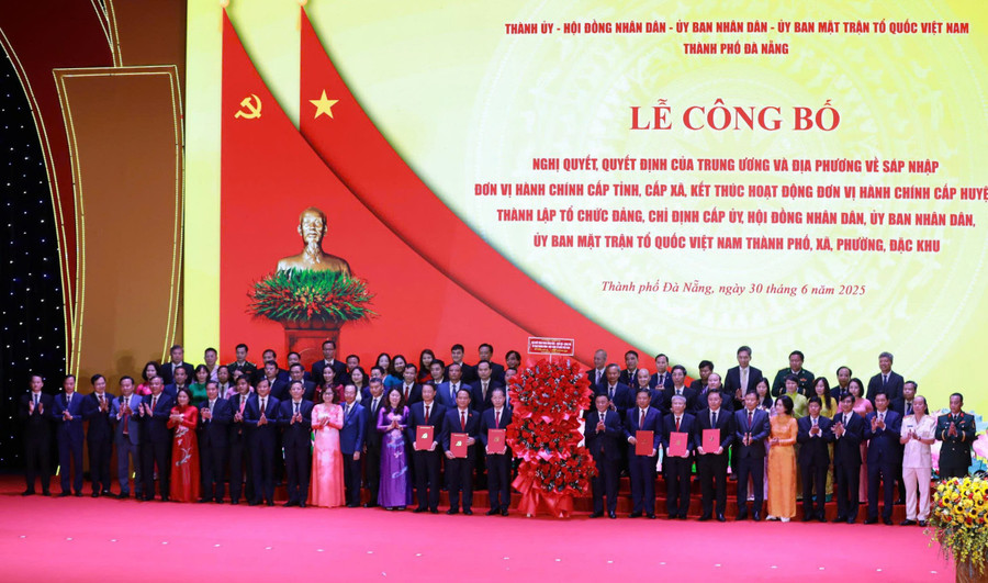 Ông Trần Cẩm Tú, Ủy viên Bộ Chính trị, Thường trực Ban Bí thư trao Quyết định cho lãnh đạo Thành ủy, HĐND, UBND TP Đà Nẵng sau sáp nhập với tỉnh Quảng Nam. da-nang-2.jpg