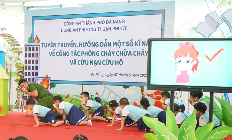 Trẻ mầm non được dạy cách thoát hiểm khi xảy ra cháy. 1.jpg