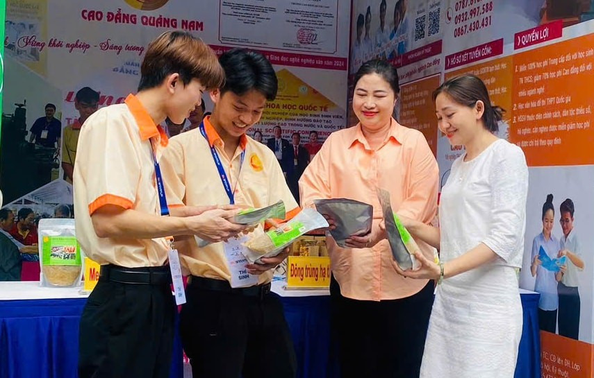 Trường Cao đẳng Quảng Nam tham gia các ngày hội việc làm, tư vấn tuyển sinh.