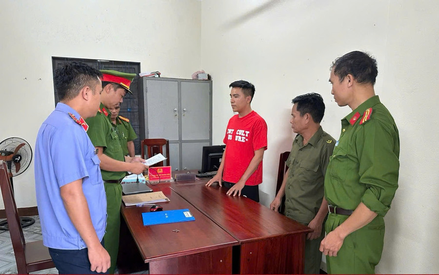 Công an tống đạt quyết định khởi tố vụ án, khởi tố bị can và lệnh bắt tạm giam đối với Tiktoker Dưỡng Dướng Dường. Ảnh: CACC