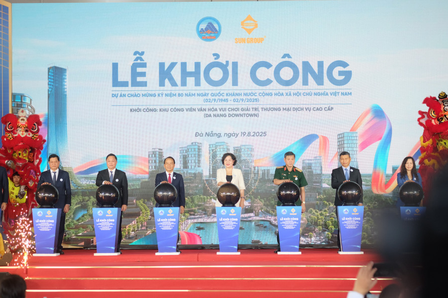 Các đại biểu thực hiện nghi thức khởi công dự án. dscf4131.jpg