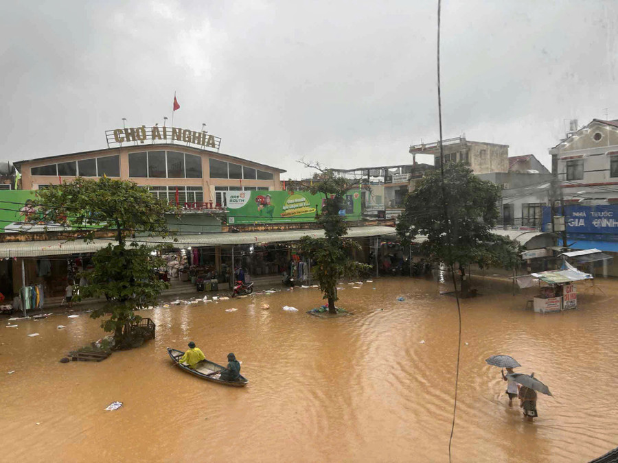 Khu vực chợ Ái Nghĩa (xã Đại Lộc) nước sông Vu Gia đã dâng lên đường. 26704a55fcc1719f28d0.jpg