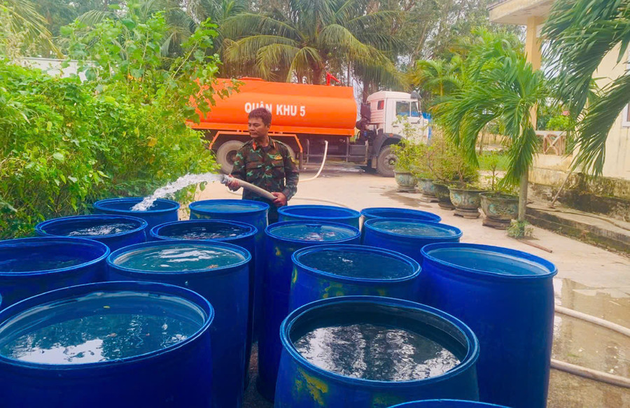 Bộ đội cung cấp nước sạch hỗ trợ người dân vùng lũ. 