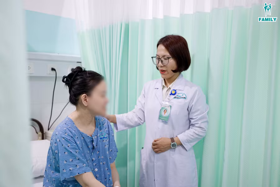 Bác sĩ thăm khám, kiểm tra sức khỏe cho sản phụ.