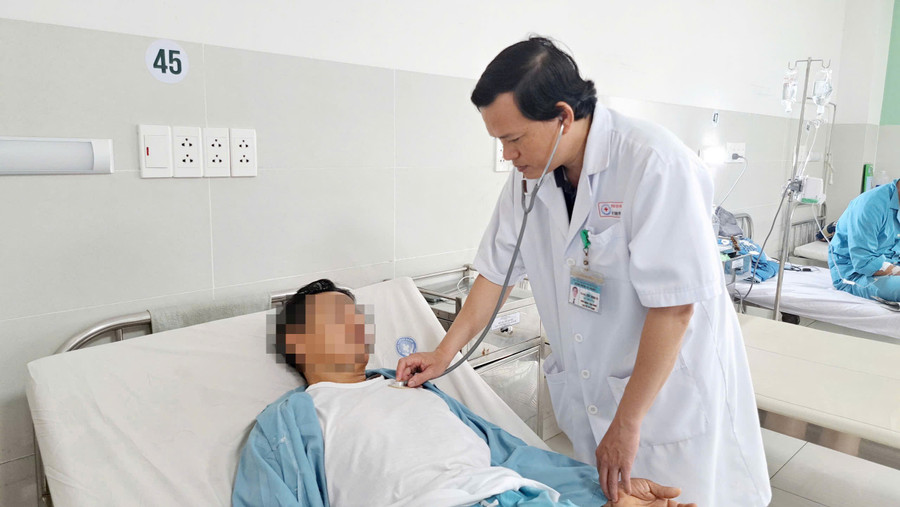 BSCKII Thân Trọng Vũ kiểm tra sức khỏe cho nam bệnh nhân. 