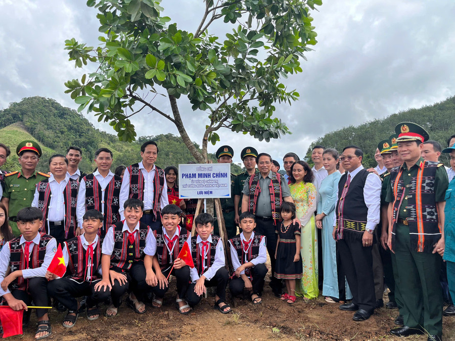 Thủ tướng Phạm Minh Chính cùng lãnh đạo Bộ, ngành địa phương chụp ảnh lưu niệm với thầy cô và học sinh. 9f7ab688d4af59f100be.jpg