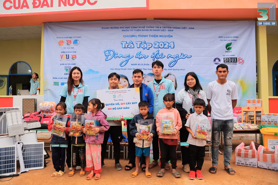 Trao tặng sách, vở cho học sinh vùng cao.