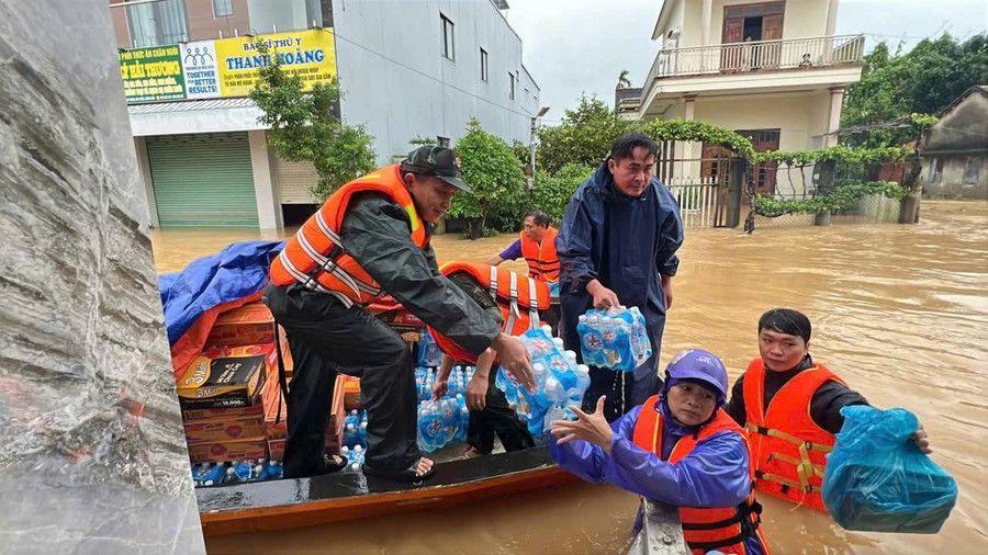 Lực lượng Bộ đội có mặt tại những nơi ngập lụt hỗ trợ nhu yếu phẩm cho người dân.