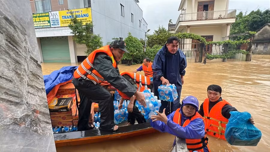 Lực lượng Bộ đội có mặt tại những nơi ngập lụt hỗ trợ nhu yếu phẩm cho người dân.