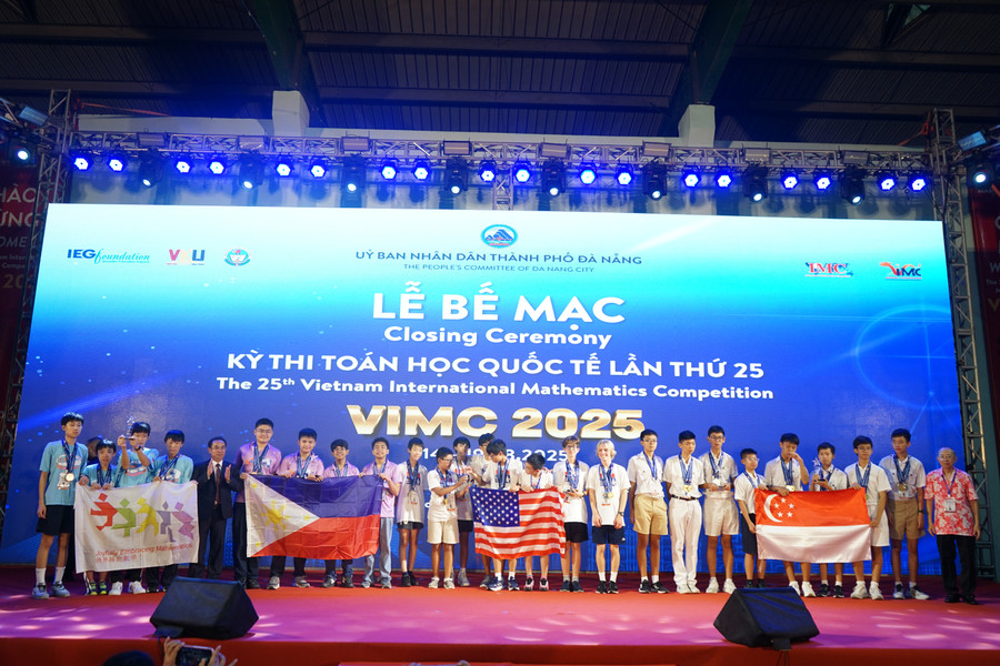 Ban tổ chức trao giải cho các đội dự thi. dsc04551.jpg