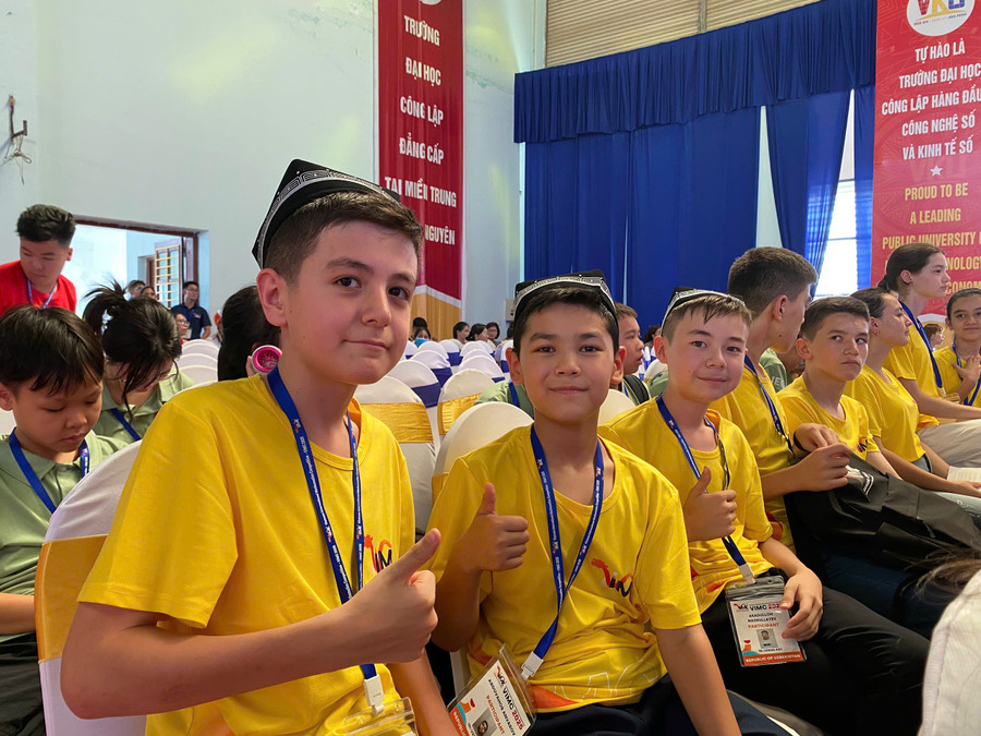 Đoàn học sinh đến từ Uzbekistan. 