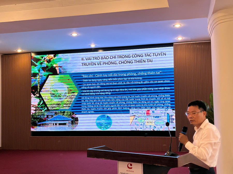 Ông Đặng Khắc Lợi, Phó Cục trưởng Cục Báo chí (Bộ Văn hóa Thể thao và Du lịch) trao đổi tại buổi tập huấn. 2c164f9934d2be8ce7c3.jpg