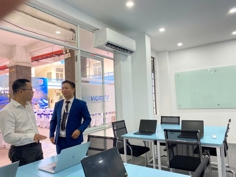 Đại biểu tham quan các phòng học. dee126a23520877ede31.jpg