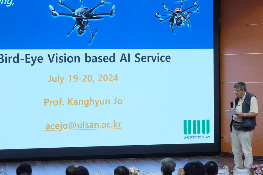 Các nhà khoa học nước ngoài trình bày tham luận tại Hội thảo.