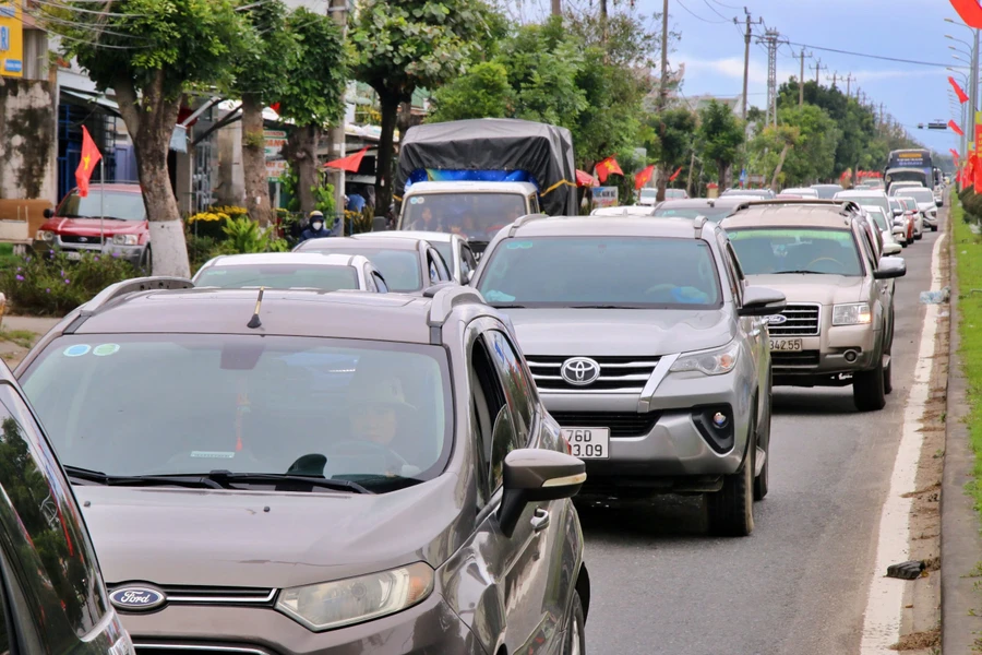 Cửa ngõ Đà Nẵng bị ùn tắc.