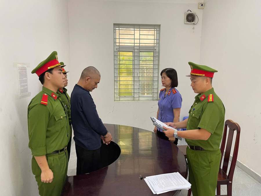 Cơ quan Công an tống đạt quyết định khởi tố vụ án, khởi tố bị can và lệnh bắt tạm giam với Huỳnh Khổng. Ảnh: CACC