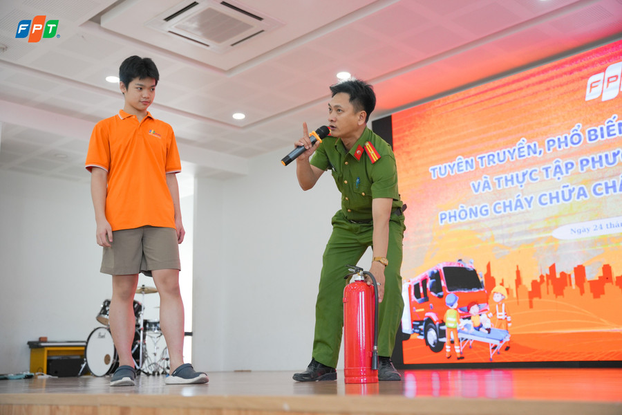 Dạy cho học sinh cách dùng bình chữa cháy. dsc08057.jpg