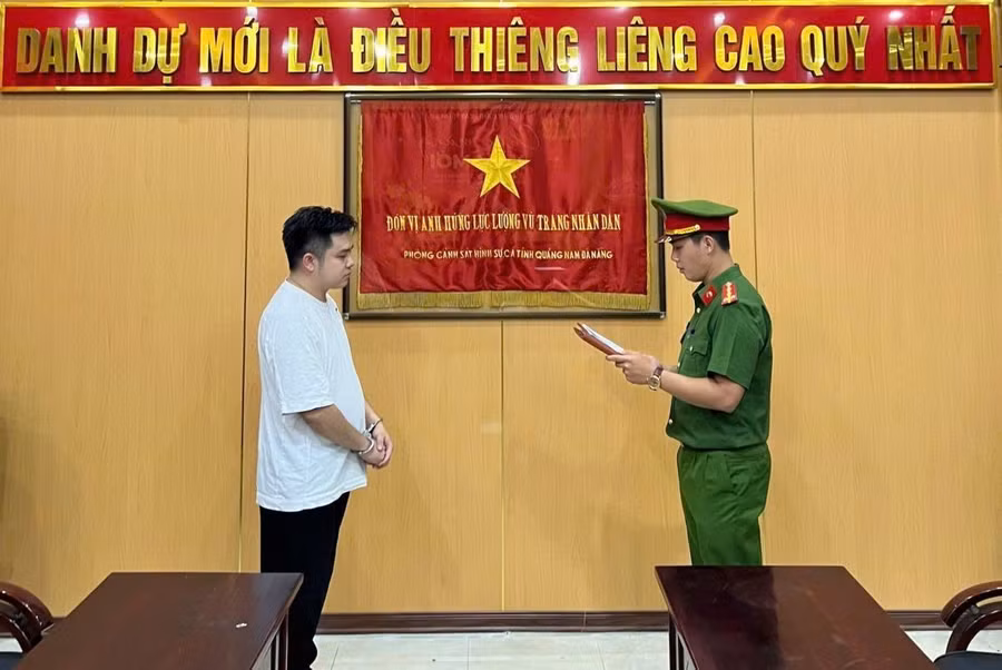 Công an tống đạt lệnh bắt tạm giam đối với Nguyễn Văn Thành. 