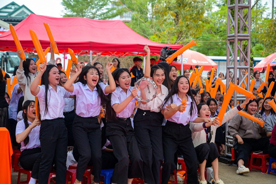 Học sinh trải nghiệm các hoạt động tại chương trình. 